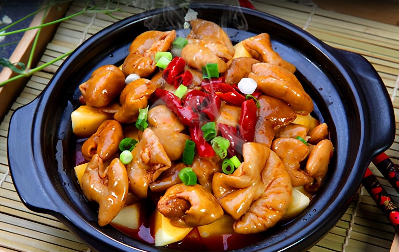 干锅肥肠教你在家做,真的太美味了,不腥不臭,一大锅不够吃够