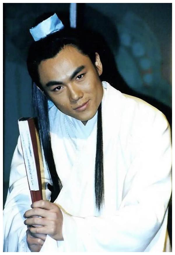 秦昊整容前旧照曝光,又黑又土堪称换头,难怪伊能静女儿是单眼皮