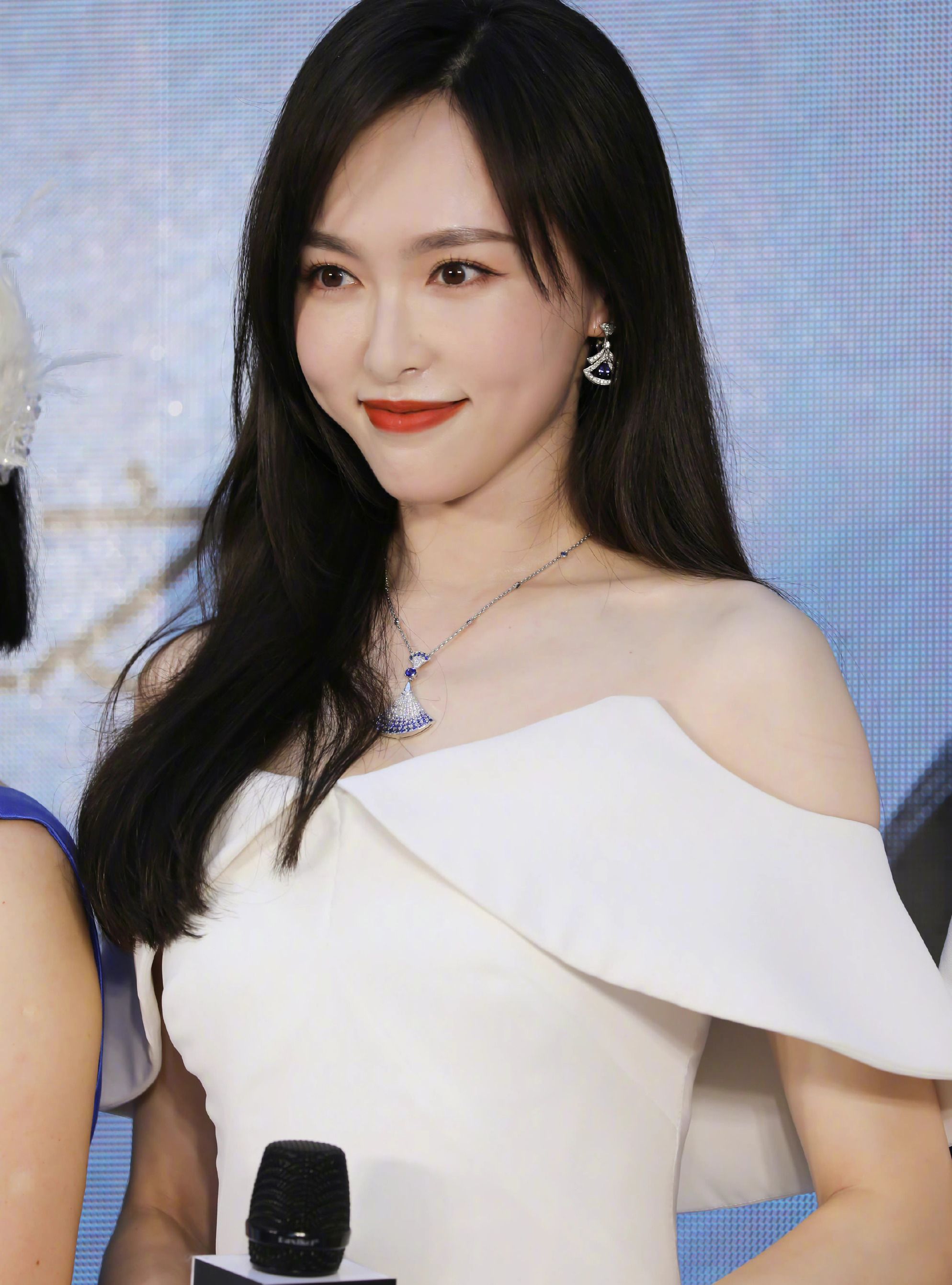 38岁唐嫣状态真好,穿一字肩白裙参加活动,无美颜无滤镜好漂亮|唐嫣|白