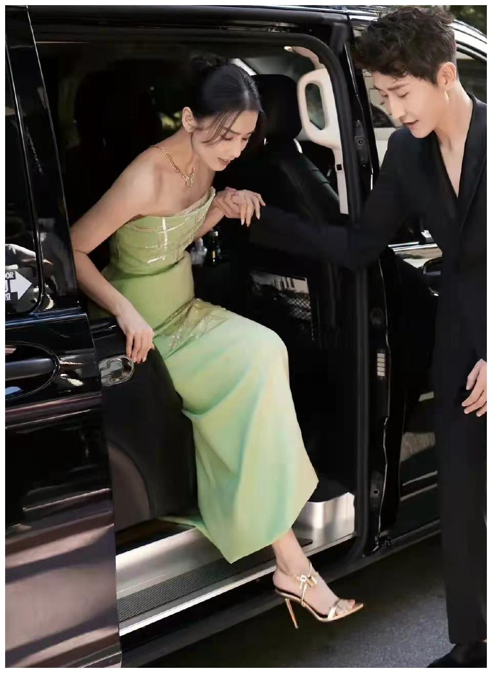 黄圣依的下车照火了弯腰不捂领口惹争议被质疑缺乏安全意识