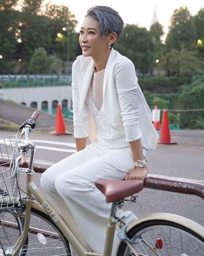 剪"奶奶灰"短发的梁静酷到飞起,一身干练白西装又美又飒!