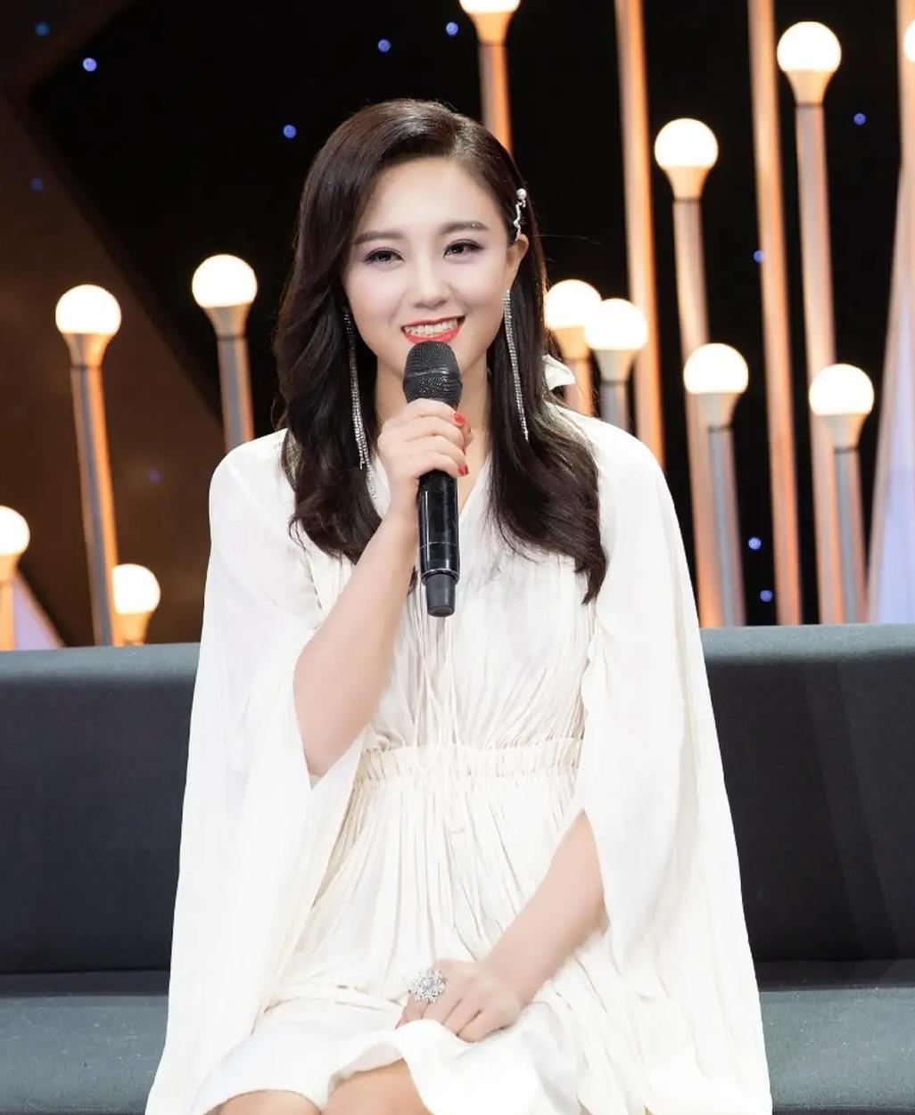 玖月奇迹王小玮太惊艳了穿丝绒连体裤比例优越气质太出众