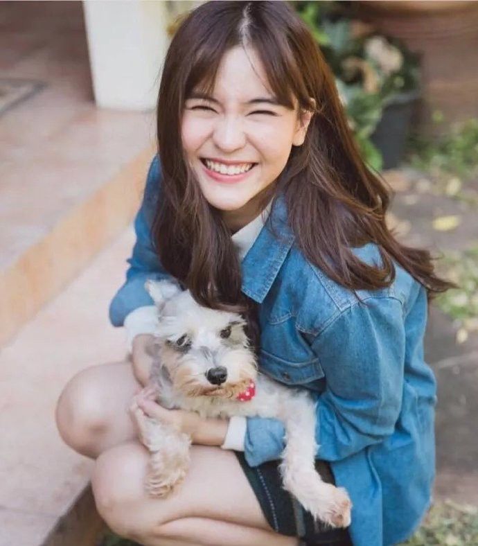 非常可爱的小姐姐,笑起来眉眼弯弯的,真的甜到心坎里去了