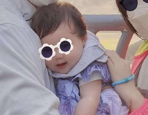 向佐罕见公开全家福,郭碧婷状态成焦点,手抱女儿动作娴熟休闲区蓝鸢梦想 - Www.slyday.coM 向佐罕见公开全家福,郭碧婷状态成焦点,手抱女儿动作娴熟休闲区蓝鸢梦想 - Www.slyday.coM