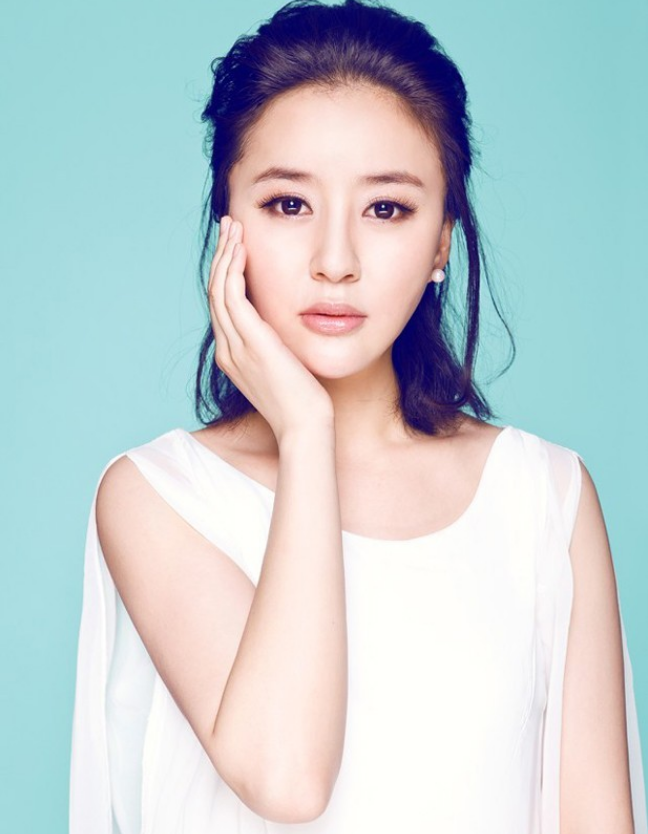 时尚靓丽的女星周牧茵,你认识么