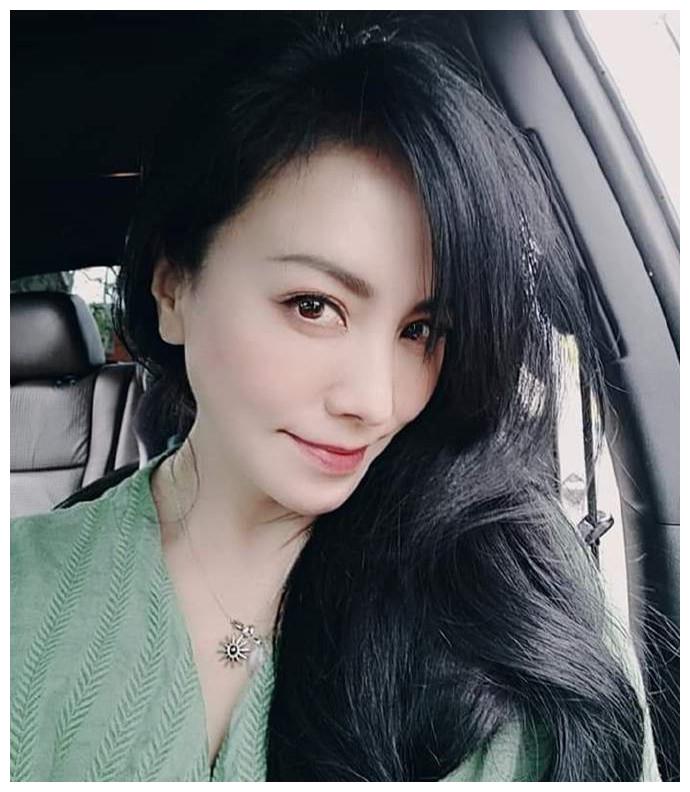 52岁颜盈近照,卷发红唇魅力十足,离婚小13岁老公后活得潇洒