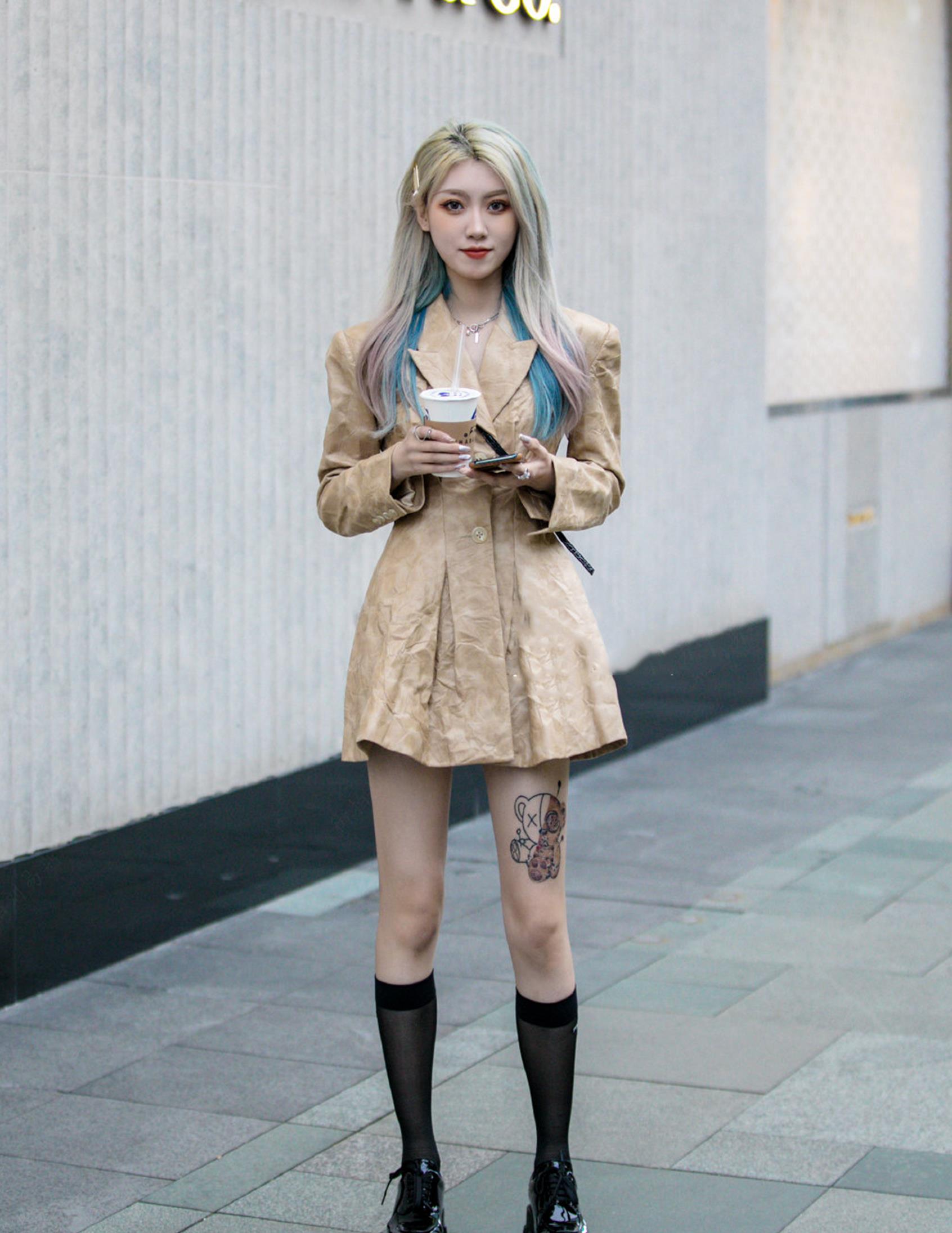 休闲的白色鞋子并不是最好的选择,长靴搭配才是时尚的首选