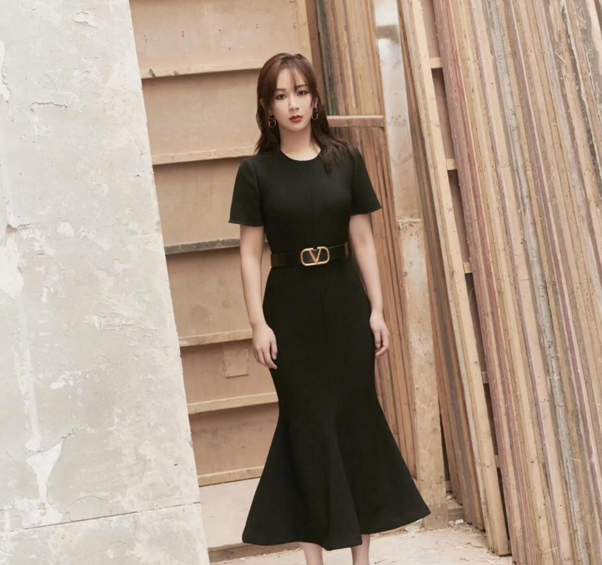 杨紫穿搭也开挂了穿黑色连衣裙勒上腰带蚂蚁腰真吸睛