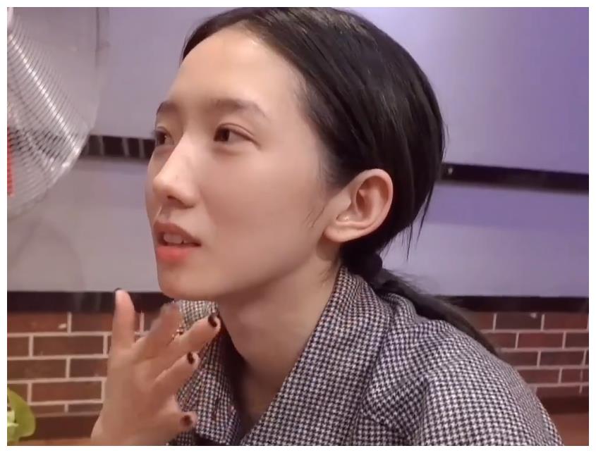 孟美岐素颜vlog公开,皮肤水灵灵不像22岁,上妆后颜值我没眼花吧__财经