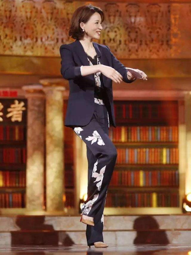 董卿西装大v领踩高跟如履平地美