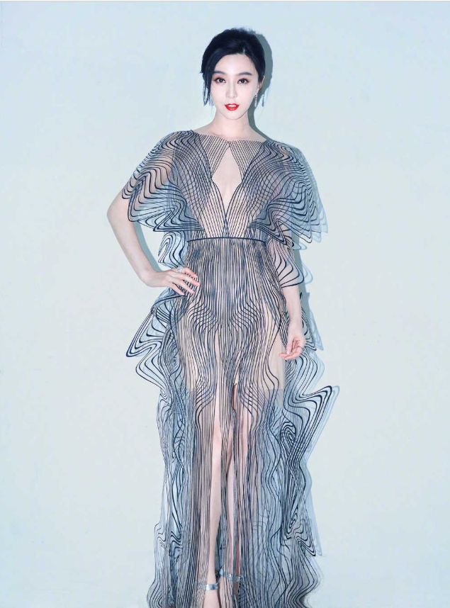 范冰冰有点疯狂,穿透视条纹礼服裙,效果意外_高清图集_新浪网