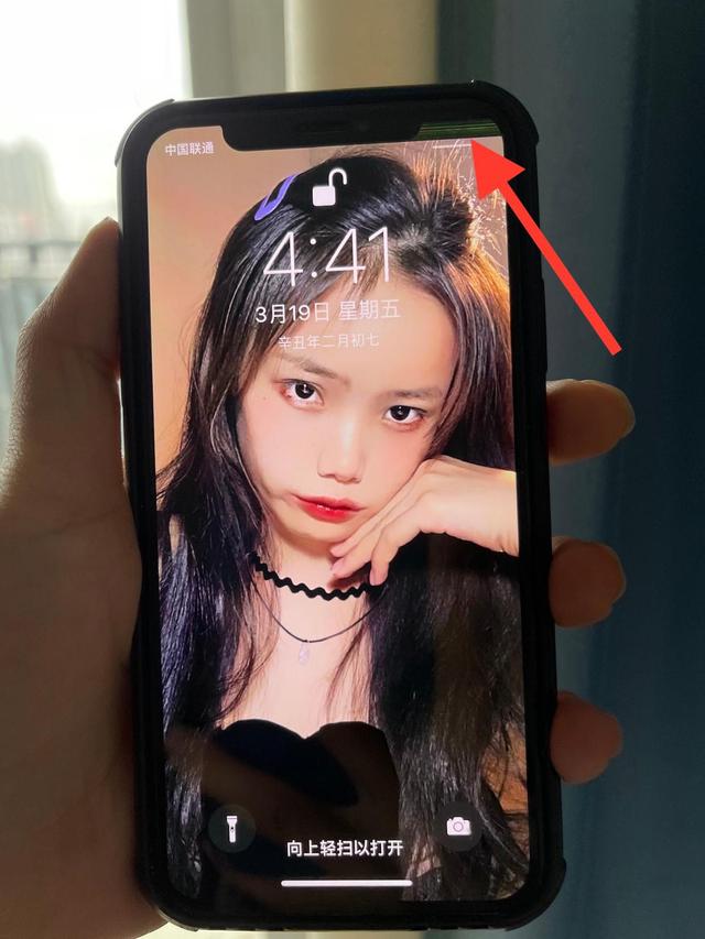 哥们女朋友换新苹果,把旧款iphonex淘汰给他,这斜刘海莫名喜感