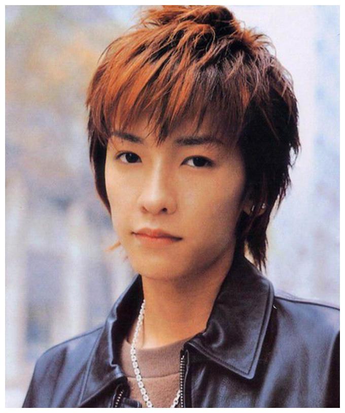 34岁知名歌手橘庆太又当爹爱妻生第3胎晒一家合照