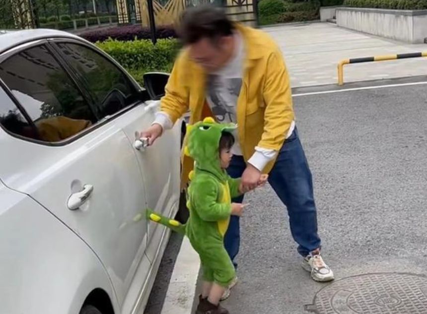 小女孩的衣服被车门夹住,张嘴就喊:渣男,你女儿被夹住了休闲区蓝鸢梦想 - Www.slyday.coM 小女孩的衣服被车门夹住,张嘴就喊:渣男,你女儿被夹住了休闲区蓝鸢梦想 - Www.slyday.coM