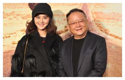 73岁王刚老婆近照曝光,隐瞒了25年,原来是我们熟悉的她__财经头条