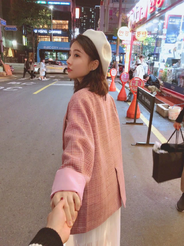 冯提莫穿粉色小西装搭纱裙可爱的模样是打扮出来的