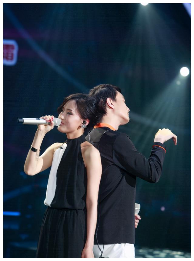 许嵩和黄龄已经有过好几次愉快的合作了.