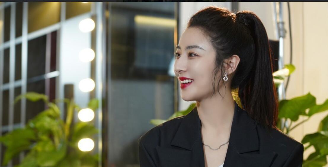 薇娅最美瞬间长相挺英气的这身段也够婀娜穿搭简约却有魅力