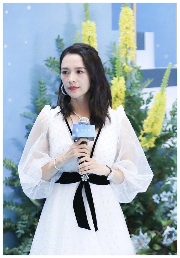 章子怡清新造型艳压全场!穿白色网纱连衣裙,亲切感十足