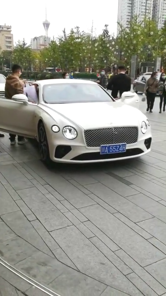 【 产业动态 】—宾利全新gt跑车,满天星钻石大灯设计,劳斯莱斯显得