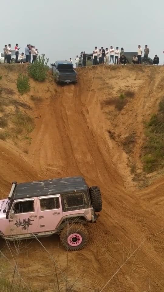 开皮卡玩越野冲坡,车子的性能好不好,就看司机狠不狠了!