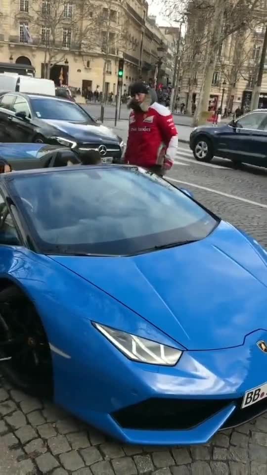 单手开兰博基尼的boy最帅了!