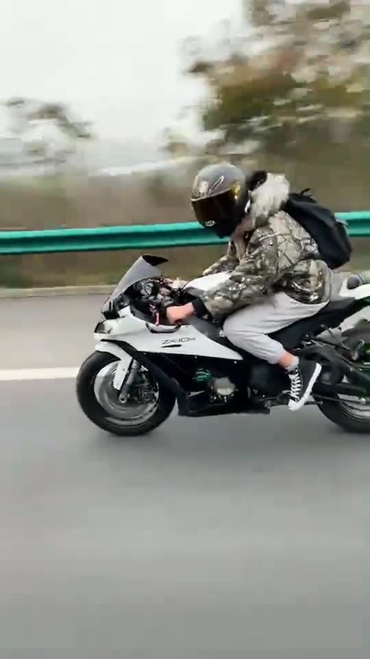 开机车的小哥哥是在撩我吗?_手机新浪网