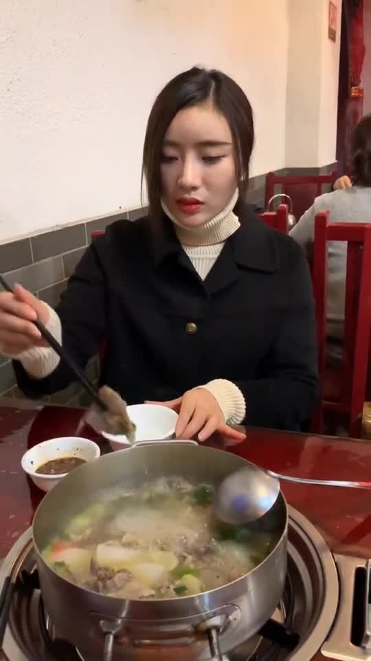 怎么约都不肯出来的女生一听到是吃火锅立马就出来了