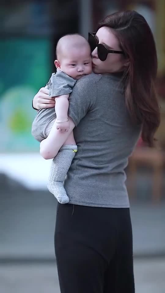 夏日亲子时光抓拍到一个超酷单手抱娃的辣妈据说还是个单亲麻麻