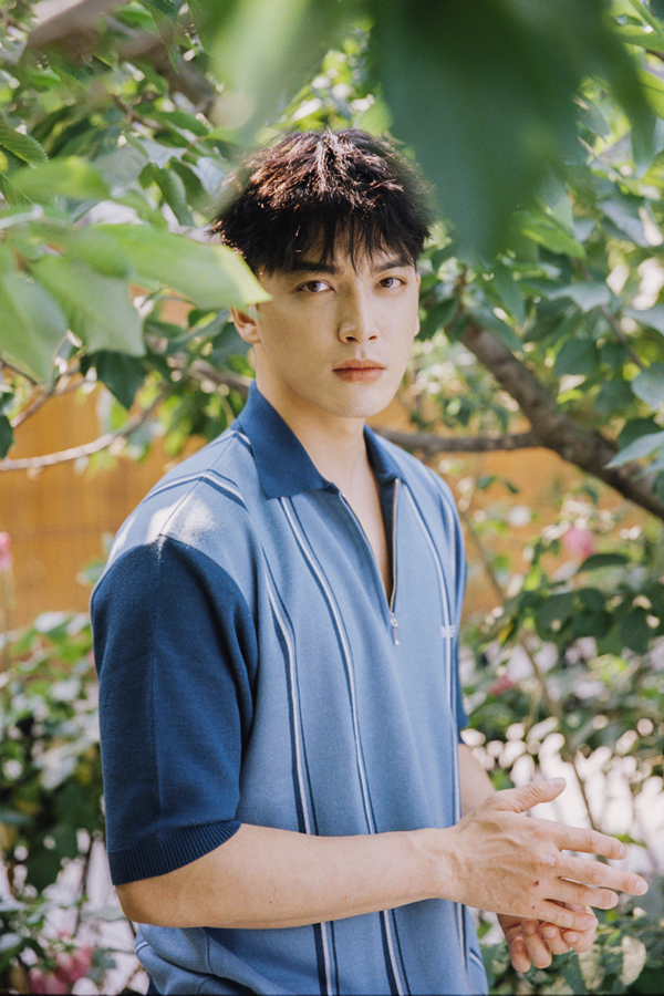 演员程涛夏日绿意胶片写真曝光阳光干净呼吸感满满