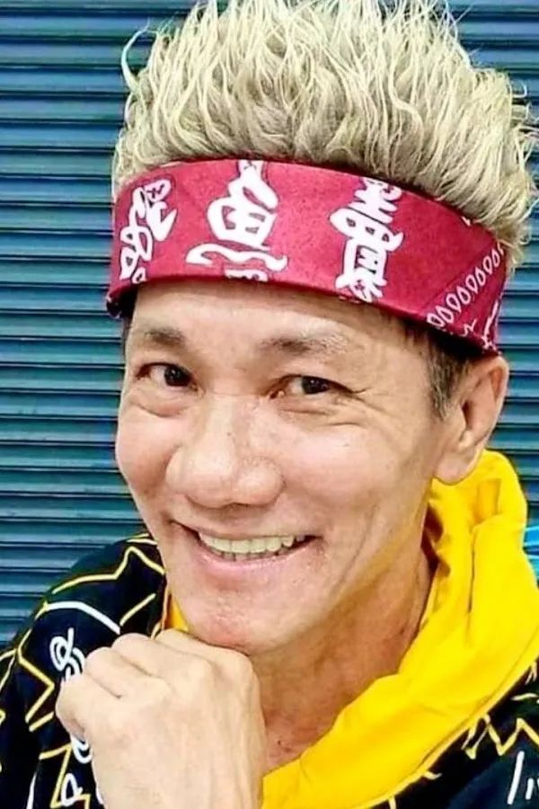 王雷:祖籍福建漳州,操着一口流利的闽南话和潮汕话,新加坡歌台歌手