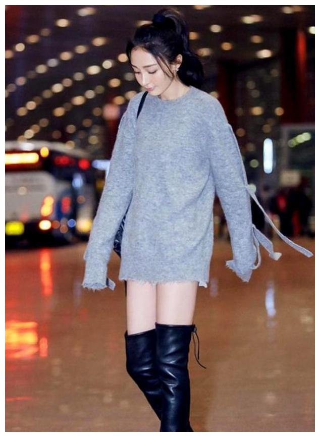 38岁姚笛美若少女,长卫衣打造下衣失踪,穿长靴好身材尽显