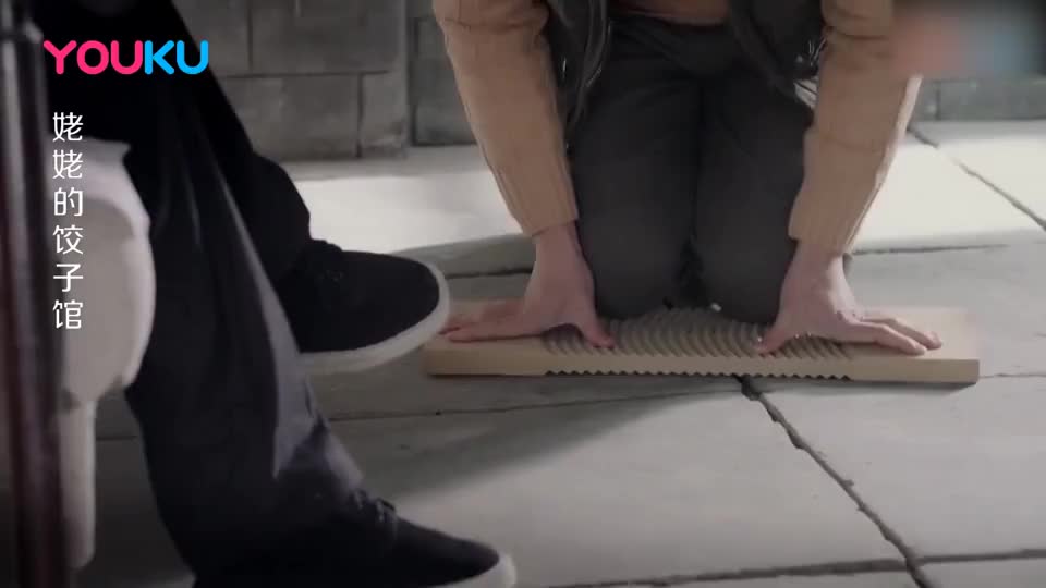 窝囊丈夫娶了个霸道媳妇,结果天天在家跪搓衣板!过得太悲惨了