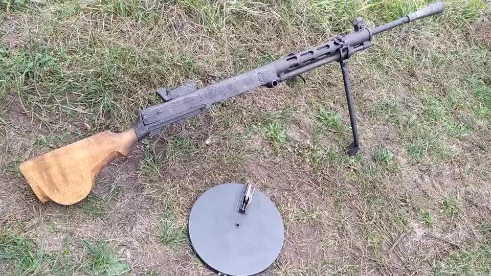 dp-27轻机枪,又称"转盘机枪"发射空包弹,户外射击测试!