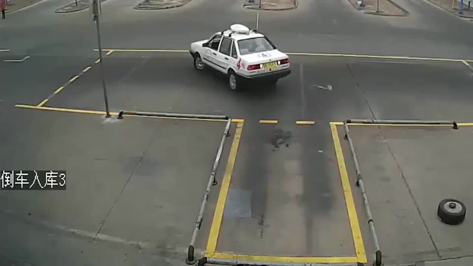 明明近乎完美的倒车入库,最后为什么被判不合格?