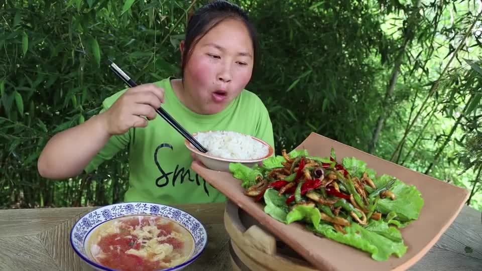 陈说美食:天气热没胃口?胖妹60元买一条墨鱼,配上二荆条,肉