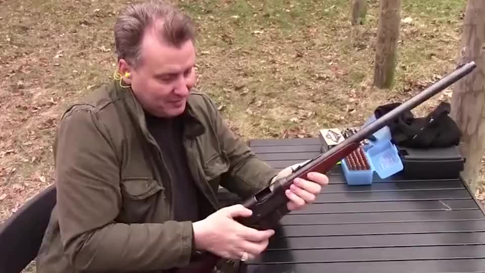 慢动作回放:早期的雷明顿8半自动步枪 每次加弹5发 靶场射击测试