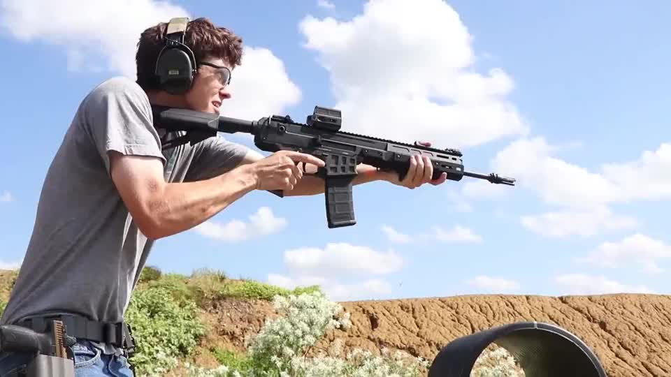 采用不可散式弹链供弹:捷克vz59式通用机枪靶场射击测试