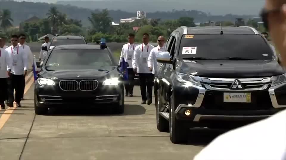这是哪国的总统车队,保镖个个像厨师,像极了一个班子!