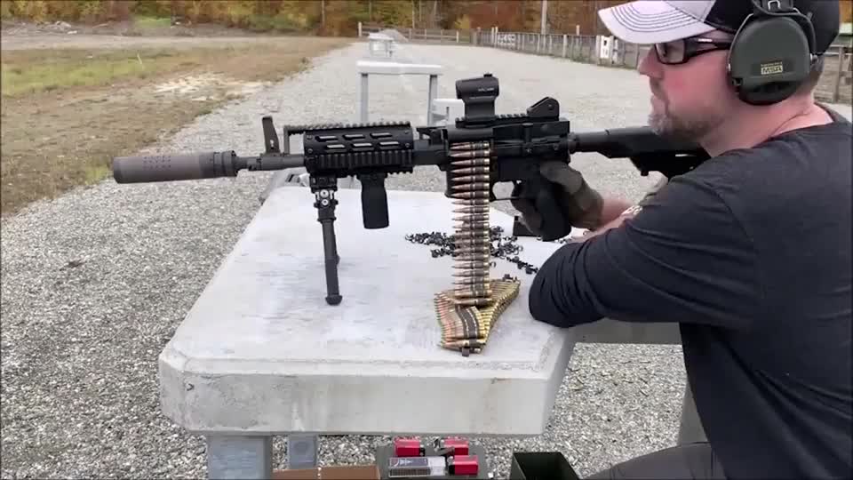 mcr轻机枪,采用可散式弹链,配备消音器声音小的可以不戴耳麦