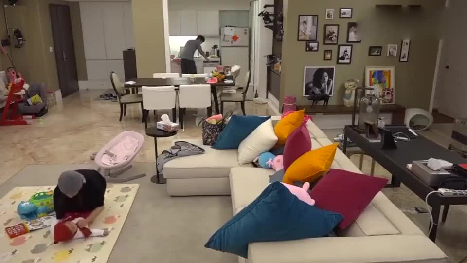 贾静雯在客厅照看咘咘,看到修杰楷的举动,才懂贾妈为啥会嫁他了