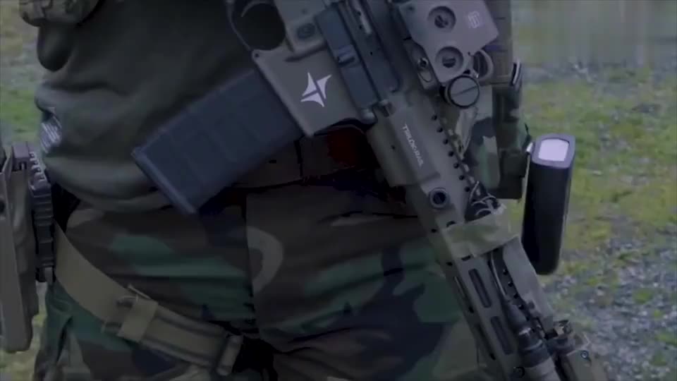 TSR15S突击步枪，靶场实弹射击测试，小哥装备真齐全_新浪新闻