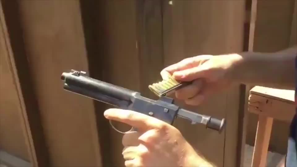 个人感觉喜欢左轮多一点,毕竟它的快速装弹工具不是"吹"的