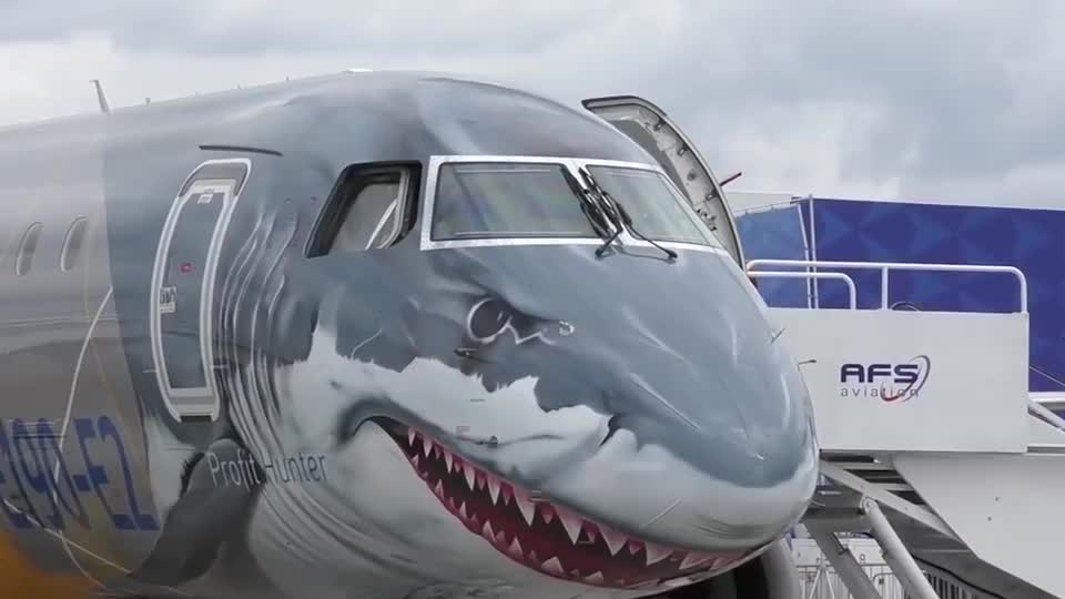 实拍巴西e190e2客机起飞画面鲨鱼涂装太凶猛了吧