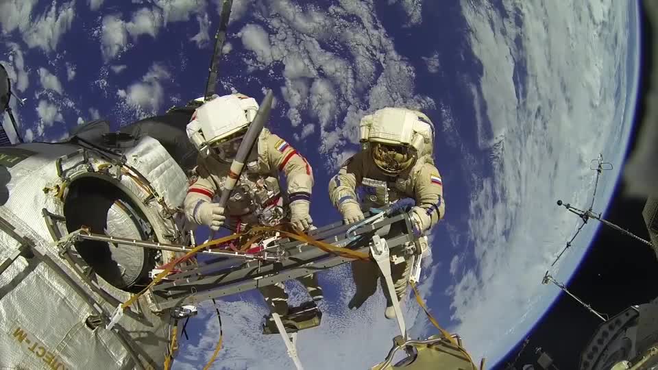 实拍俄罗斯宇航员空间站外搞检修