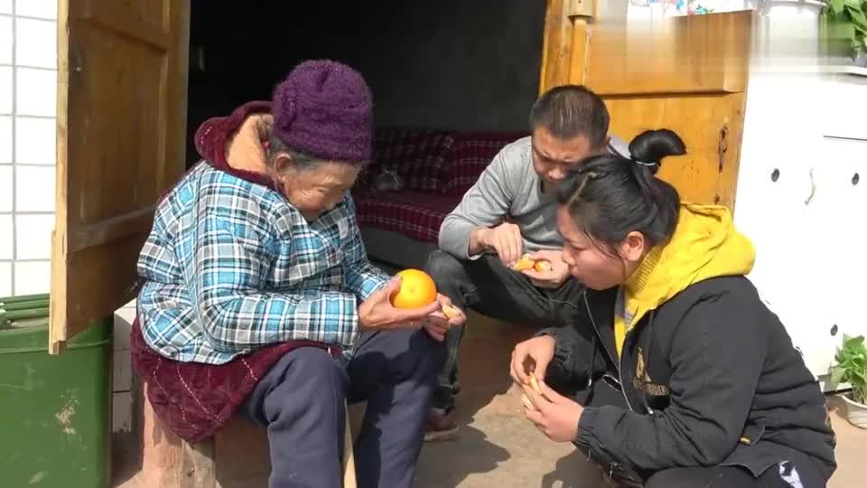 农村王四朋友寄来两大箱桔子王四一家人细细品尝吃了都说好