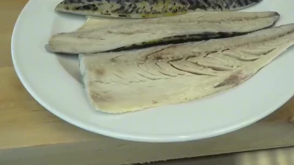 实拍日本厨师分割挪威青花鱼 鱼肉盐腌做经典鲭棒寿司 实拍日本厨师分割挪威青花鱼 鱼肉盐腌做经典鲭棒寿司