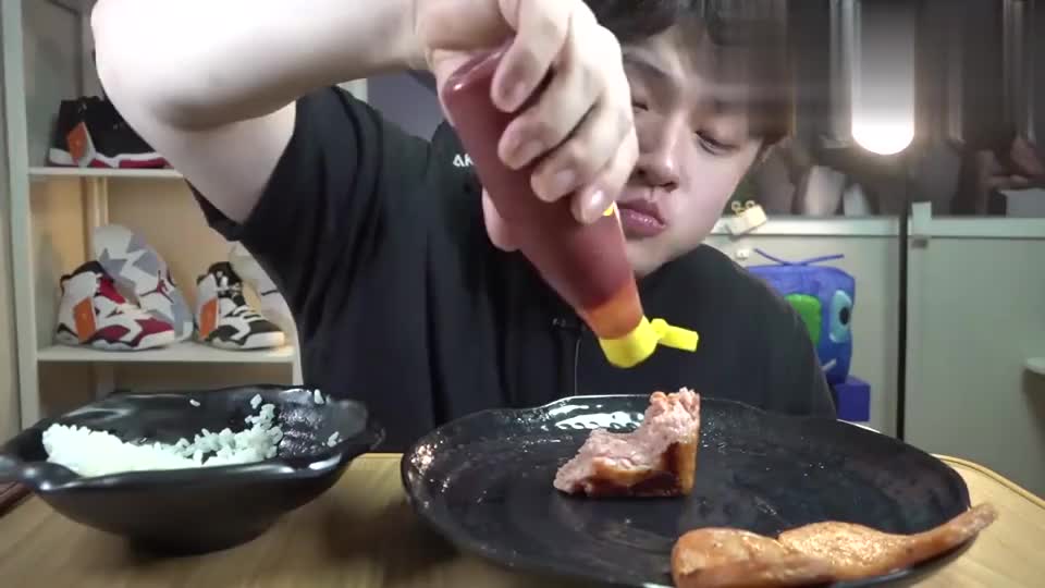 韩国小哥大口吃午餐肉加米饭韩国男生都好帅啊吃饭也超香
