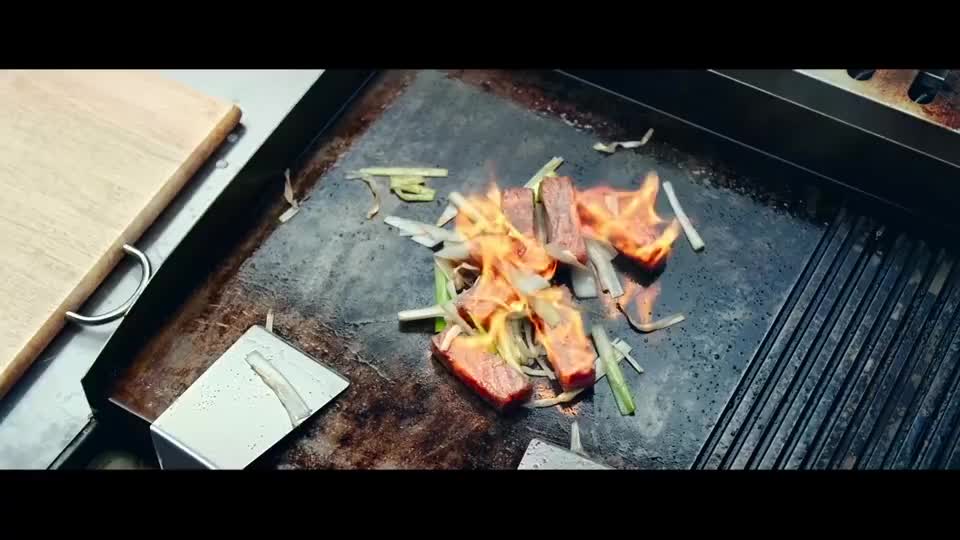 谢霆锋做的葱爆牛肉看着真诱人口水直流