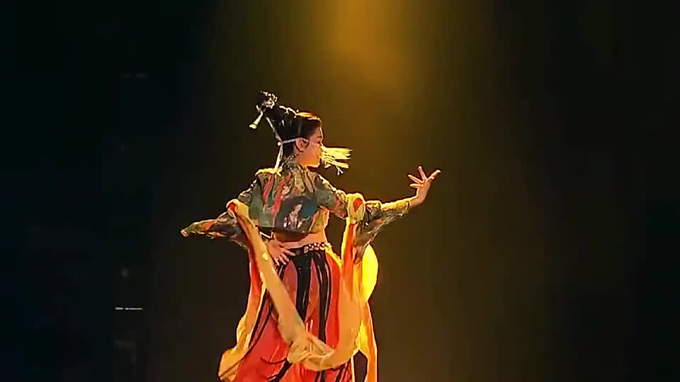 来自新疆乌鲁木齐的哈尼克孜,跳起敦煌舞,都以为是从壁画里走出